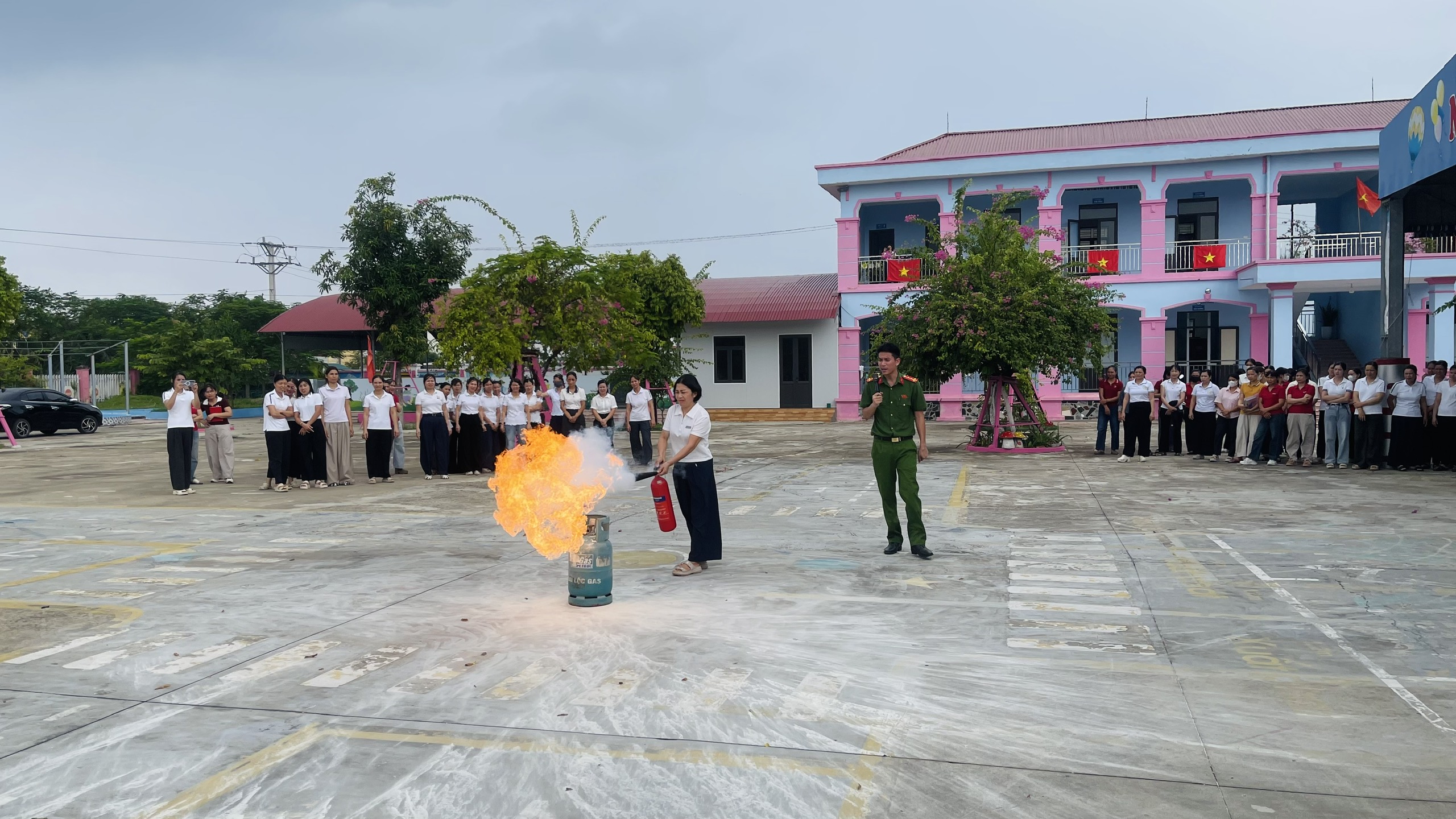 Phòng Cảnh sát PCCC và CNCH tuyên truyền, thực hành chữa cháy, cứu nạn, cứu hộ tại trường Mầm non Khúc Thừa Dụ